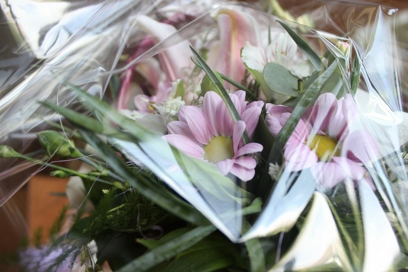 Jakie kwiaty pakuje się w worki foliowe?